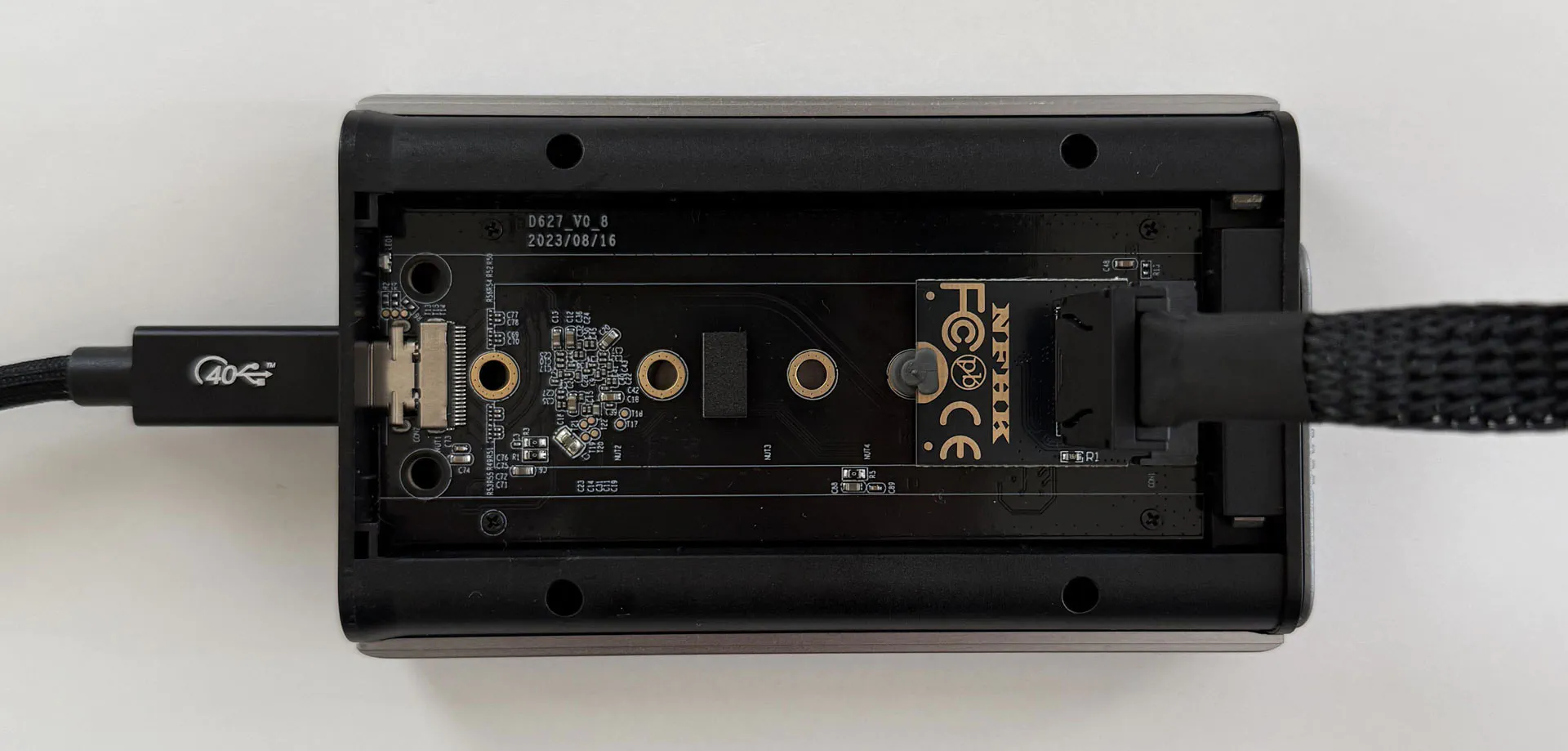 SSD エンクロージャーを使って OCuLink を USB4 に変換する